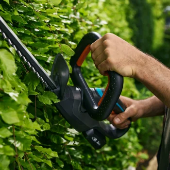 Taille-haies sur batterie EasyCut 45/18V P4A - Kit prêt à l’emploi