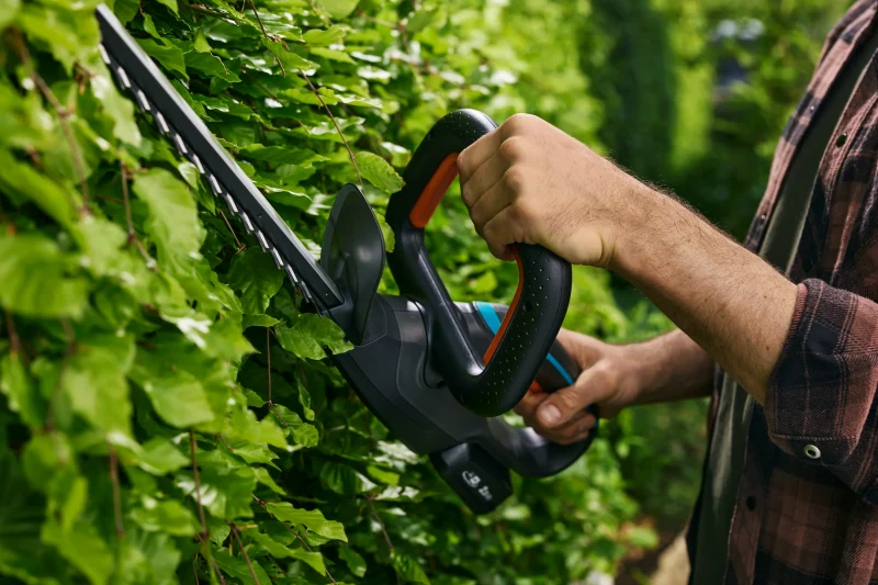 Taille-haies sur batterie EasyCut 45/18V P4A - Kit prêt à l’emploi